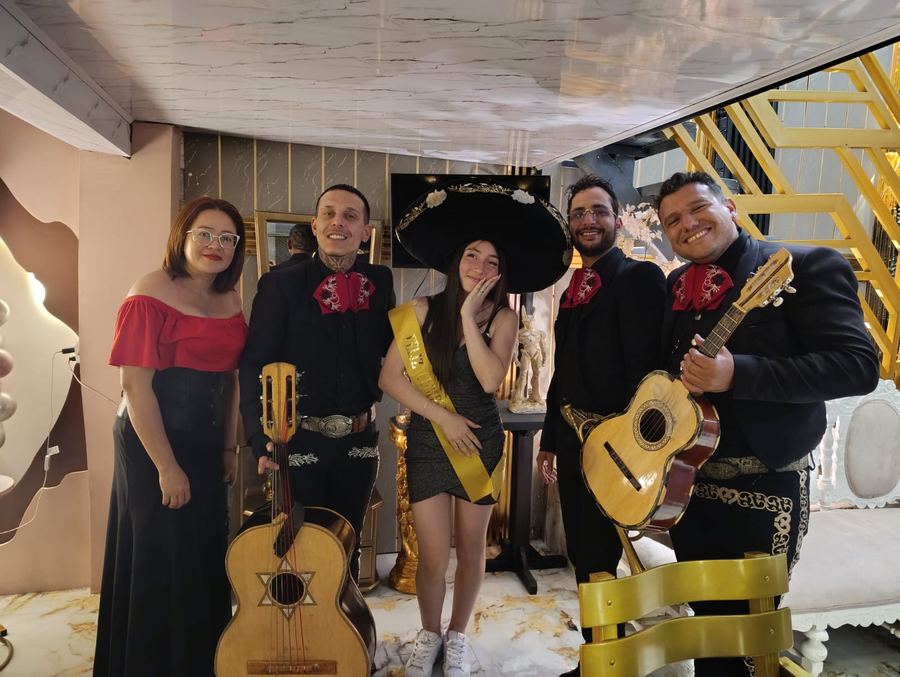 Grupo de mariachis con voz femenina en una celebración en Bogotá