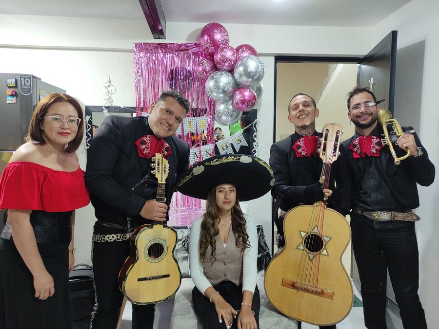 Mariachis profesionales cantando en una fiesta familiar en Bogotá