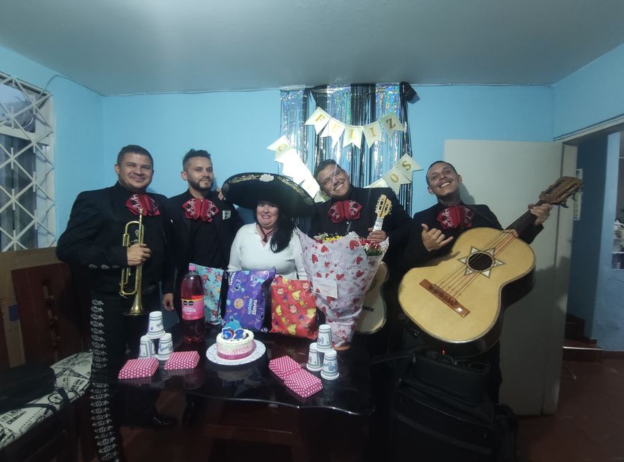 Serenata de mariachi con torta de cumpleaños en Bogotá