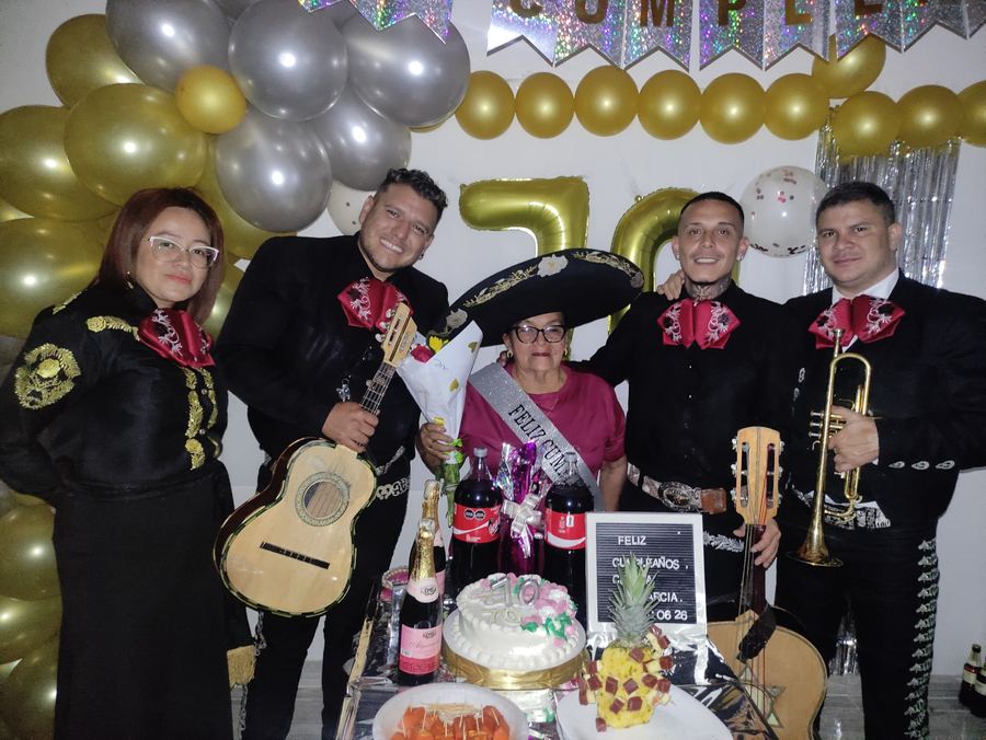 Mariachis en celebración de cumpleaños número 50 en Bogotá
