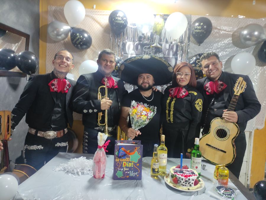 Grupo completo de mariachis en fiesta con globos en Bogotá