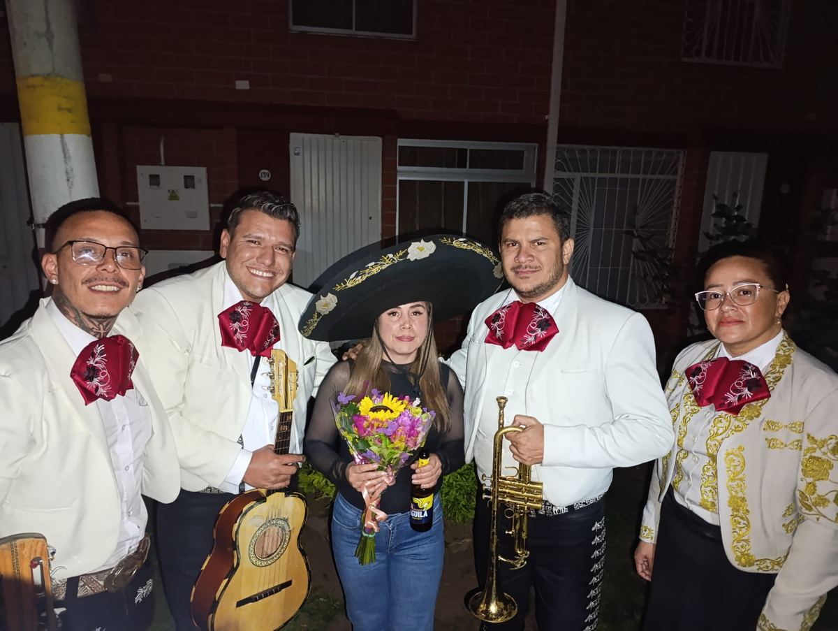 Mariachis en traje de charro tocando una serenata en Bogotá