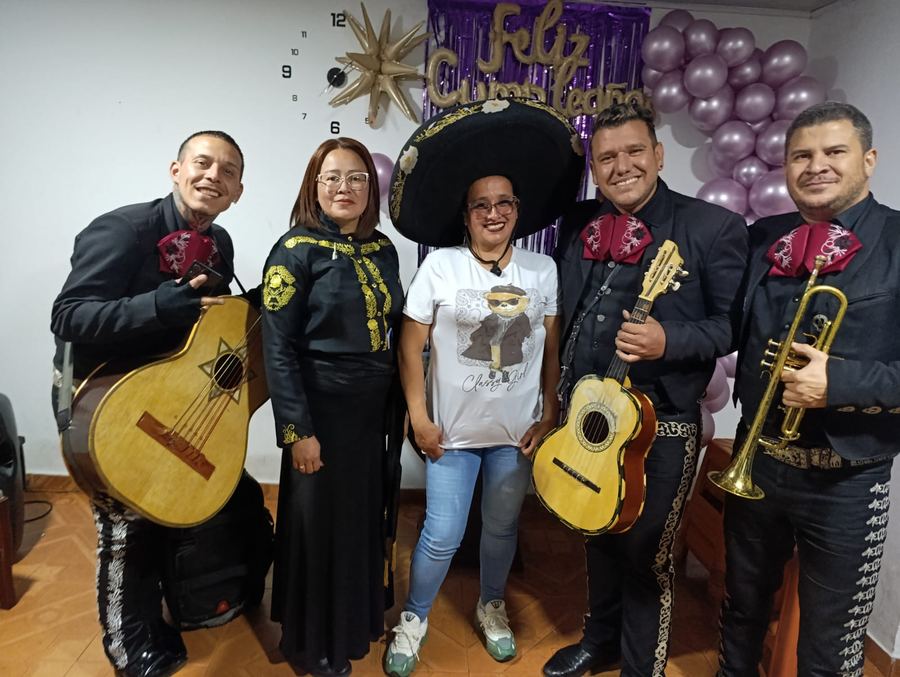 Grupo de mariachis profesionales cantando en un cumpleaños