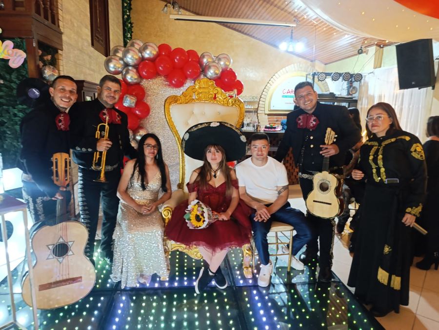 Trompetista de mariachi en una serenata a domicilio en Bogotá