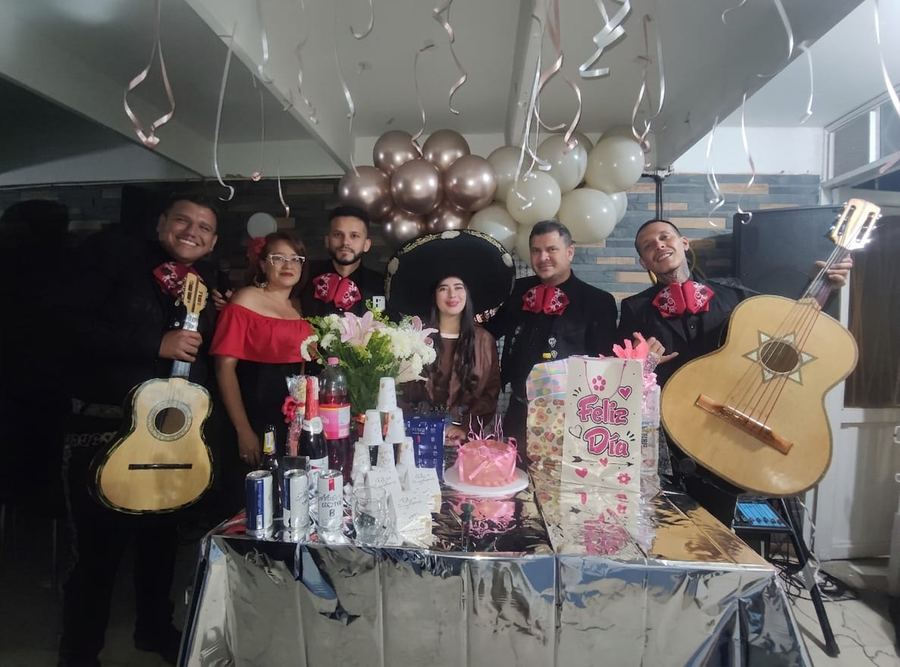Mariachis con voz femenina interpretando rancheras