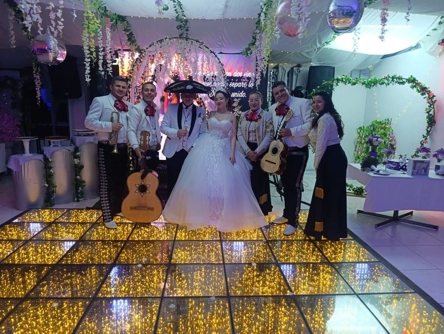 Mariachis amenizando una boda en Bogotá