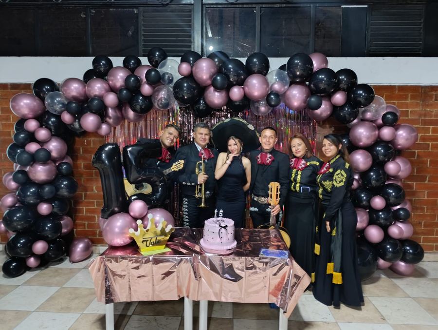 Serenata de mariachi sorpresa en la noche en Bogotá