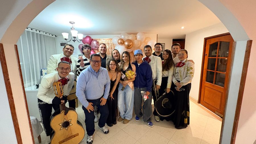 Mariachi Bonito Bogotá en serenata de cumpleaños en Bogotá