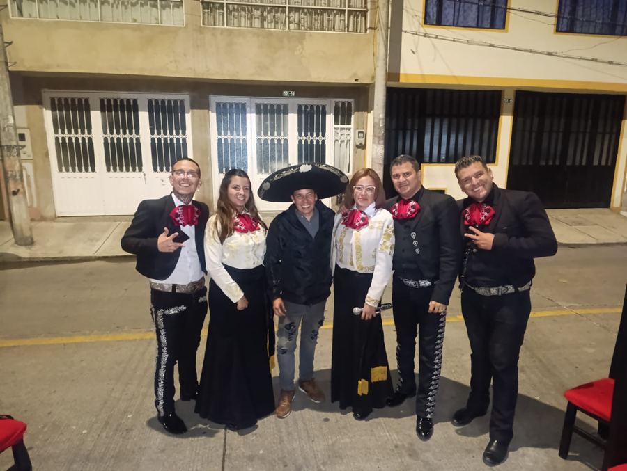 Mariachis en fiesta de quinceaños en Bogotá