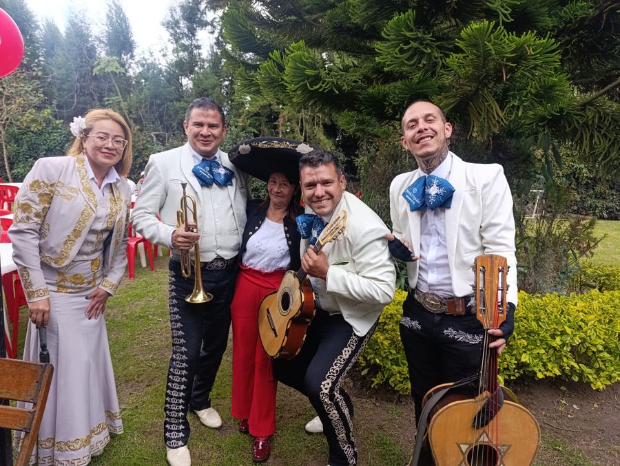Grupo de mariachis en homenaje del Día de la Madre