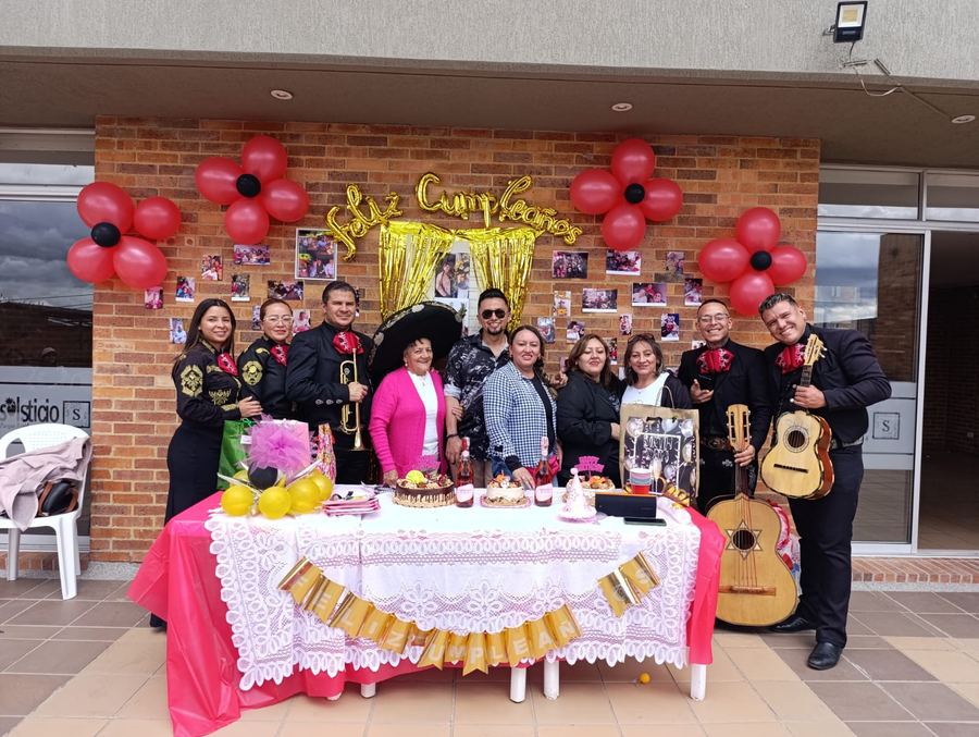 Mariachi en traje de charro amenizando evento en la sabana de Bogotá