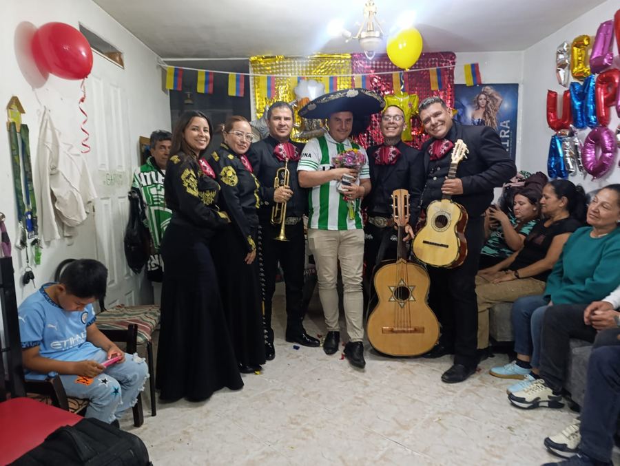 Serenata de mariachi en evento familiar en Bogotá