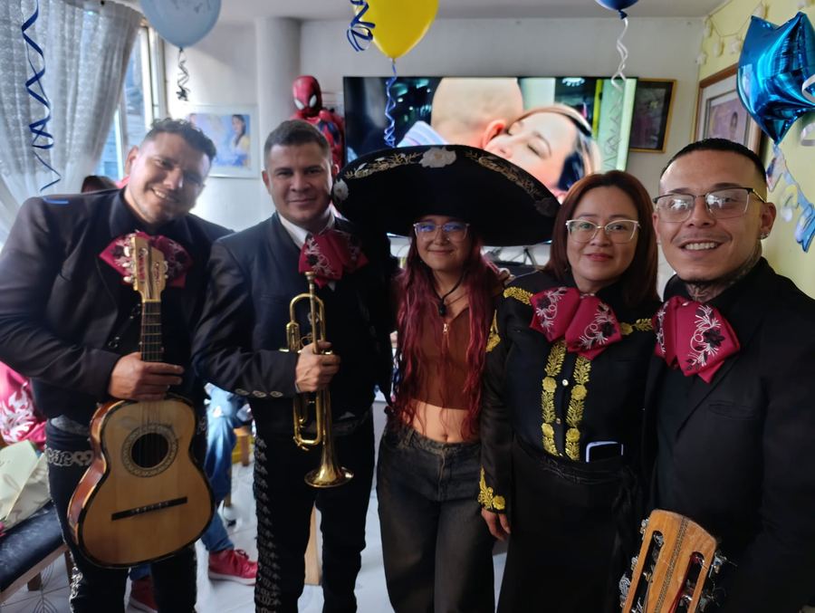 Serenata de mariachis en conjunto residencial