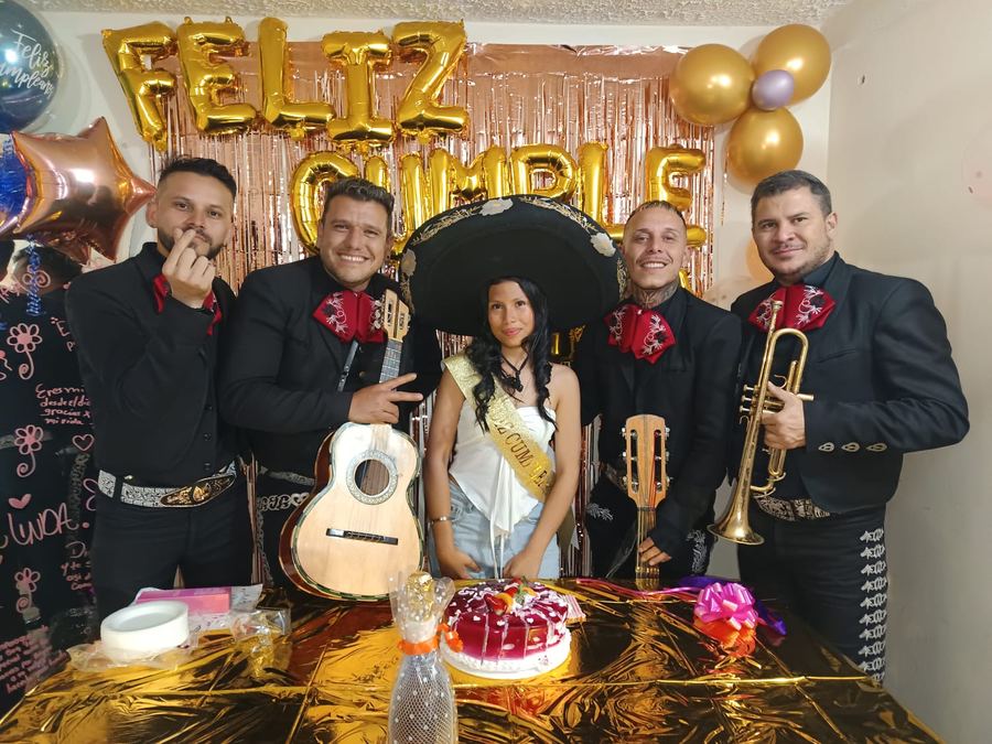 Mariachis celebrando un cumpleaños con la familia en Bogotá