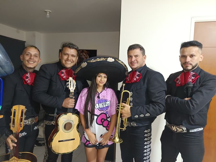 Mariachi Bonito Bogotá en evento con niña homenajeada en Bogotá