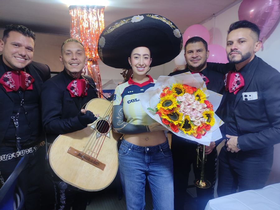 Mariachi Bonito Bogotá entregando ramo en una serenata en Bogotá